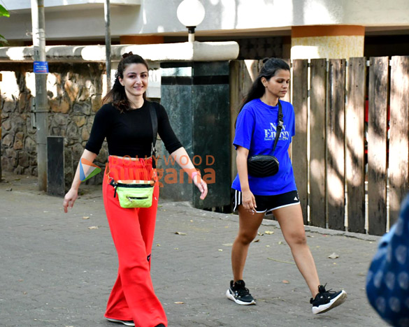 photos soha ali khan snapped in bandra 3