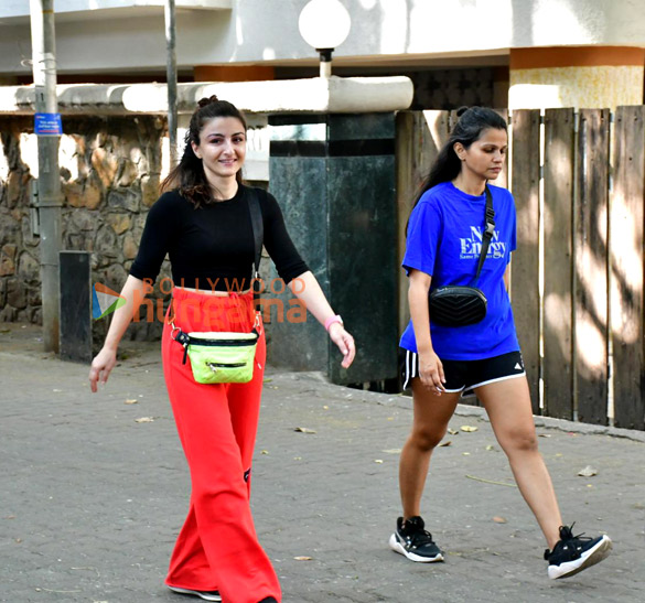 photos soha ali khan snapped in bandra 4