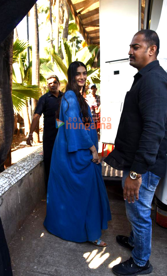 photos sonam kapoor ahuja snapped in mumbai 2