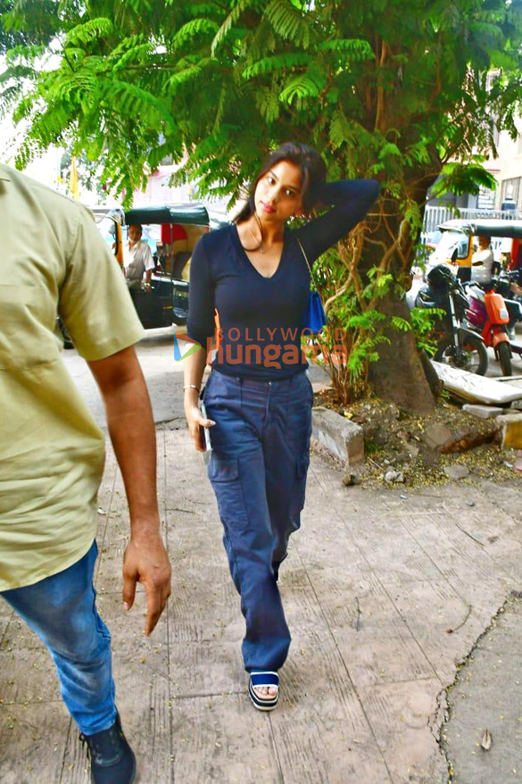 photos suhana khan snapped at a salon in juhu 2