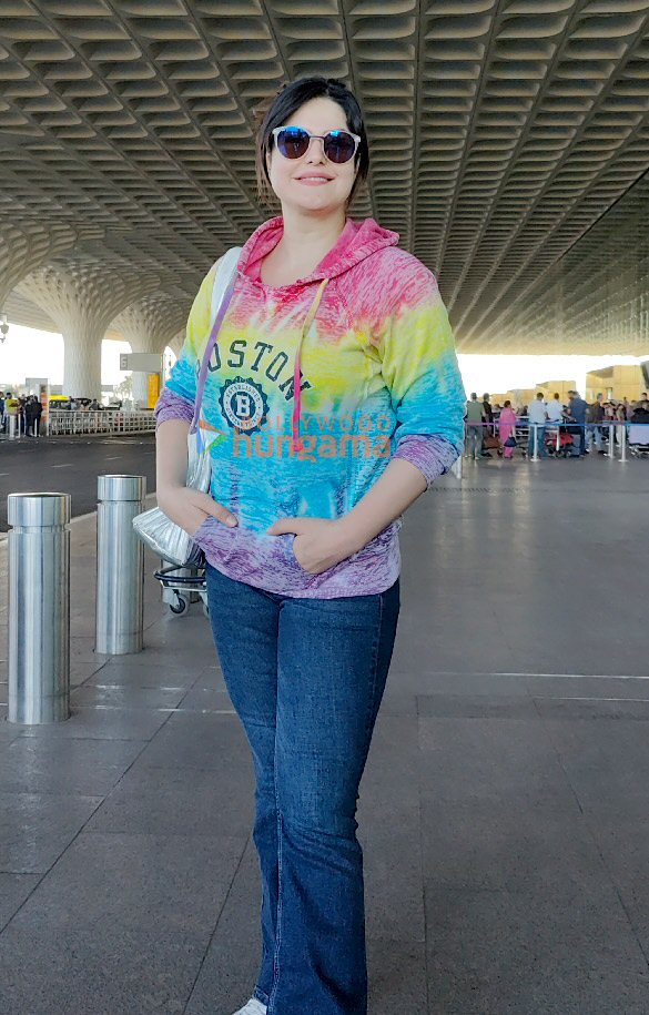 photos sunny leone zareen khan saif ali khan and others snapped at the airport 2
