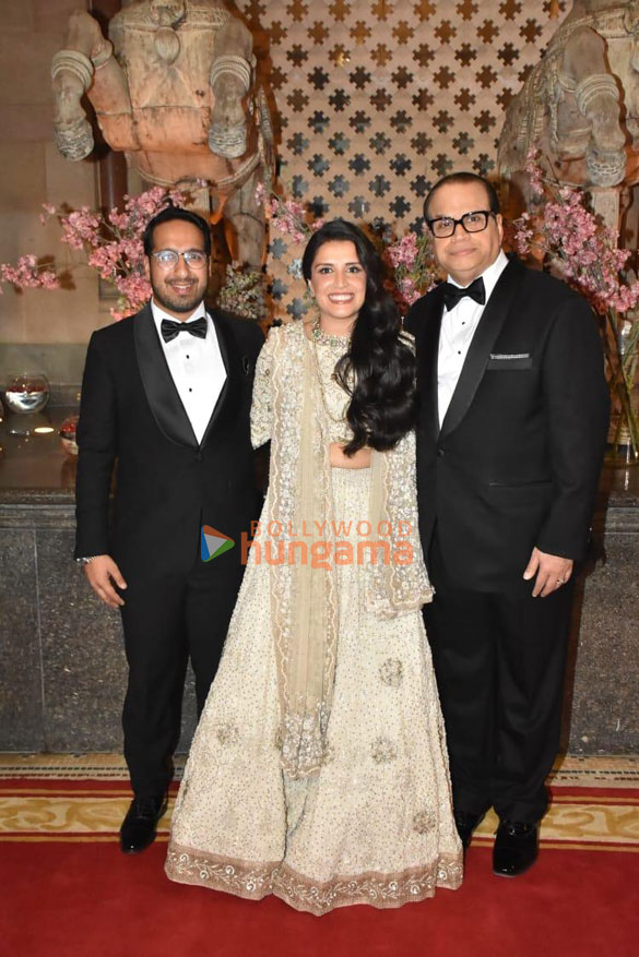 photos tusshar kapoor prasoon joshi and others snapped at ramesh s tauranis daughters wedding reception 02232 3