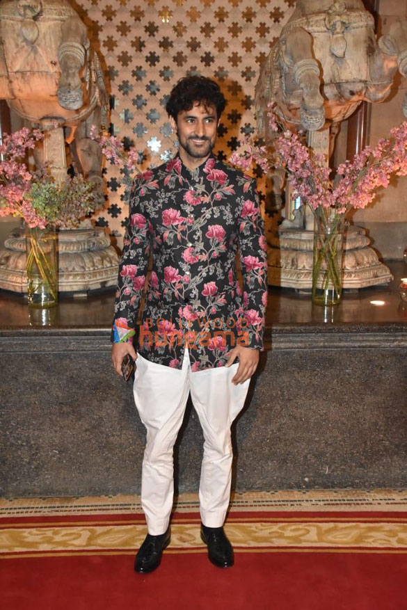 photos tusshar kapoor prasoon joshi and others snapped at ramesh s tauranis daughters wedding reception 0598 12