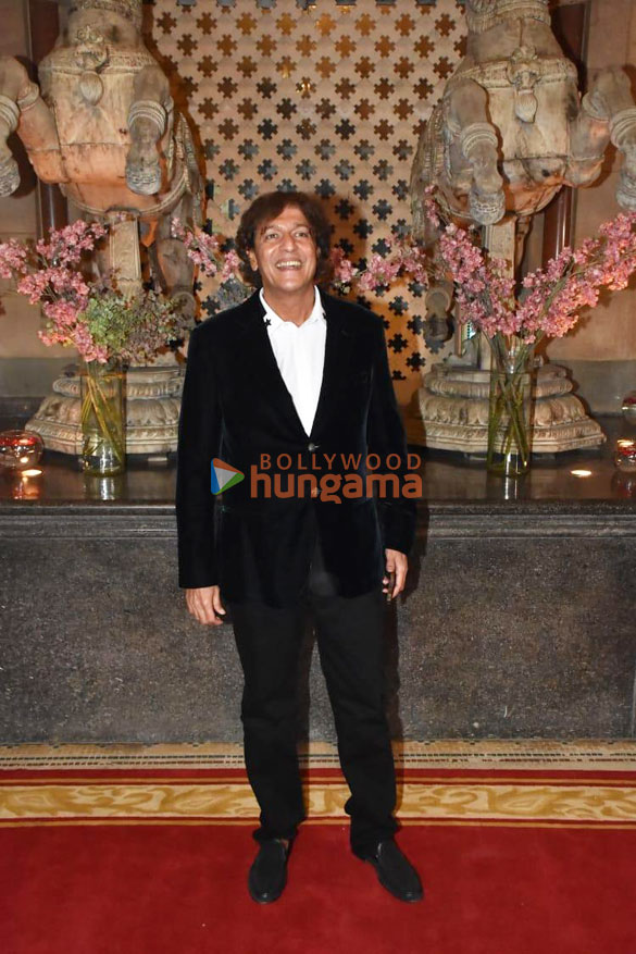 photos tusshar kapoor prasoon joshi and others snapped at ramesh s tauranis daughters wedding reception 0598 3