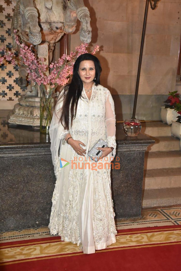 photos tusshar kapoor prasoon joshi and others snapped at ramesh s tauranis daughters wedding reception 1467 8