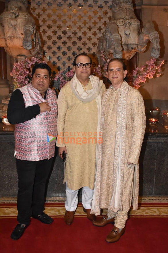 photos tusshar kapoor prasoon joshi and others snapped at ramesh tauranis daughters wedding reception 2