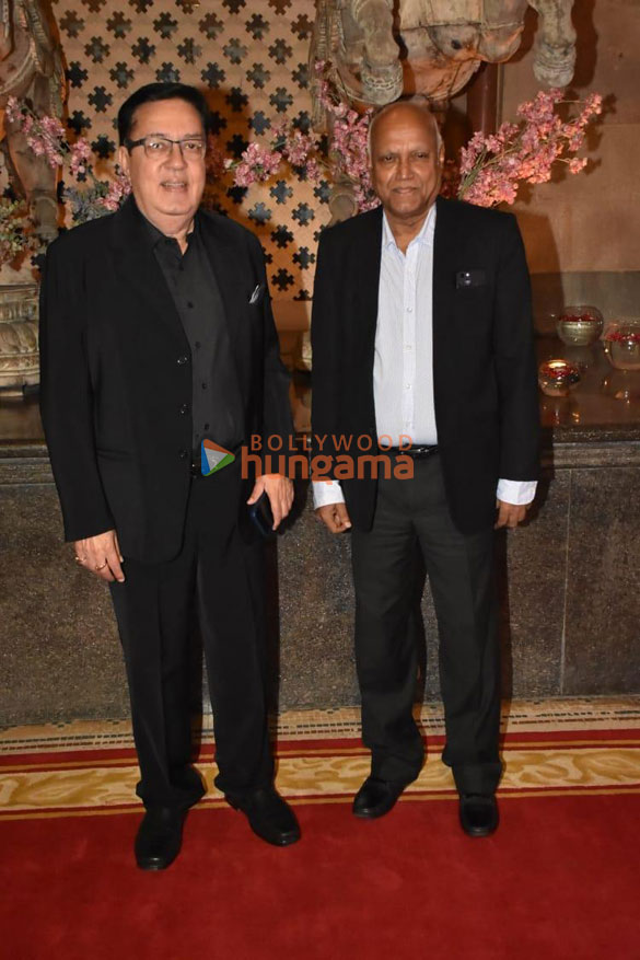 photos tusshar kapoor prasoon joshi and others snapped at ramesh tauranis daughters wedding reception 6
