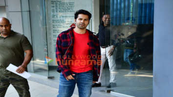 Photos: Varun Dhawan snapped in Andheri