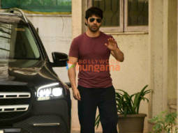 Photos: Varun Dhawan snapped in Juhu