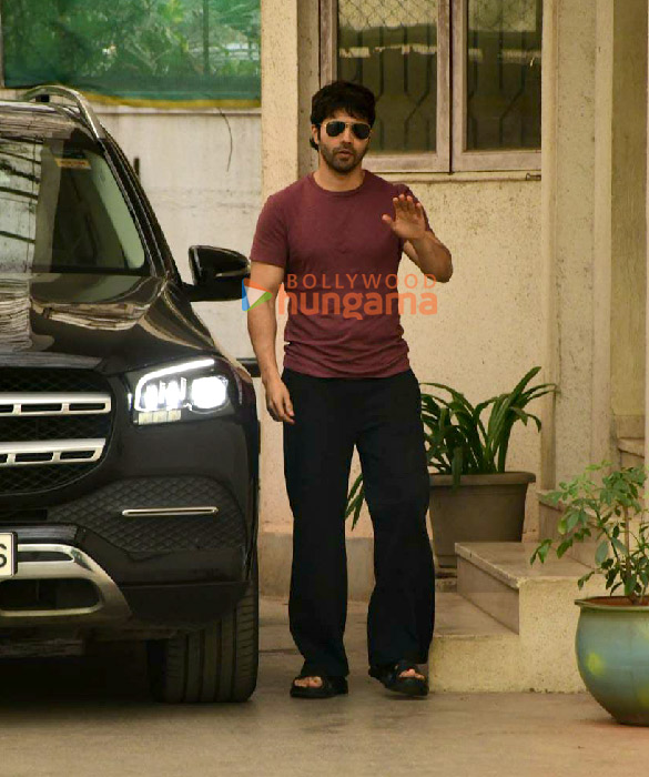Photos: Varun Dhawan snapped in Juhu Photos: Varun Dhawan snapped in Juhu