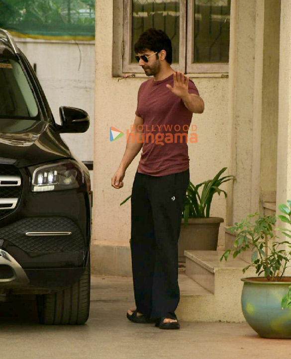 photos varun dhawan snapped in juhu 3 8