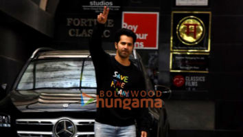 Photos: Varun Dhawan spotted in Khar