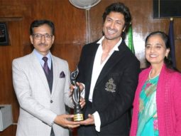 Vidyut Jammwal wins hearts all the way; presents his first Filmfare award to his school principal