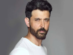 Hrithik Roshan celebrates Holi without colors; says, “No rang no bhang”
