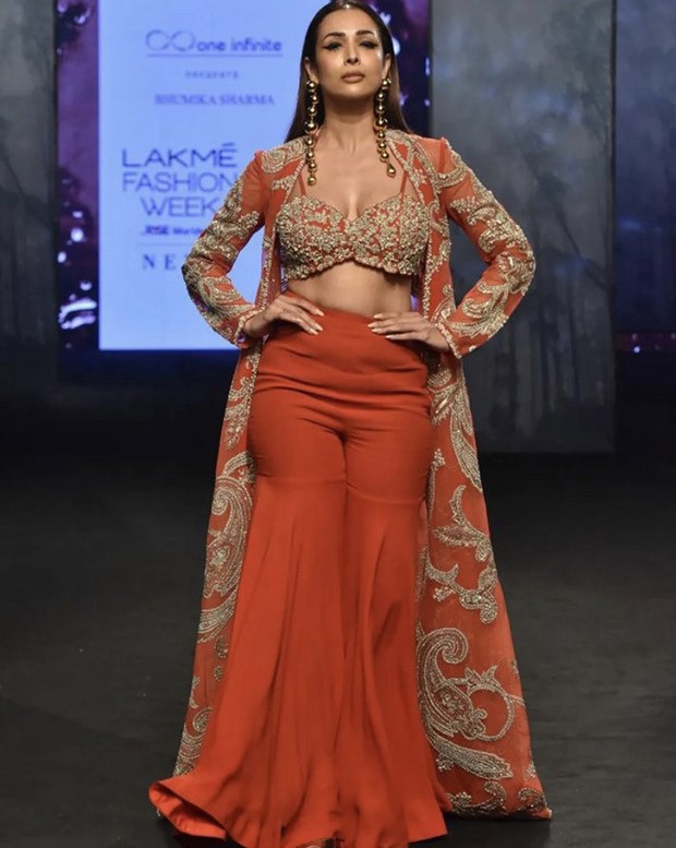 मलाइका अरोड़ा ने लक्मे फैशन वीक के दौरान भूमिका शर्मा द्वारा समान रूप से क्लासिक और समकालीन क्रिमसन शरारा और जैकेट में शो चुराया: बॉलीवुड समाचार