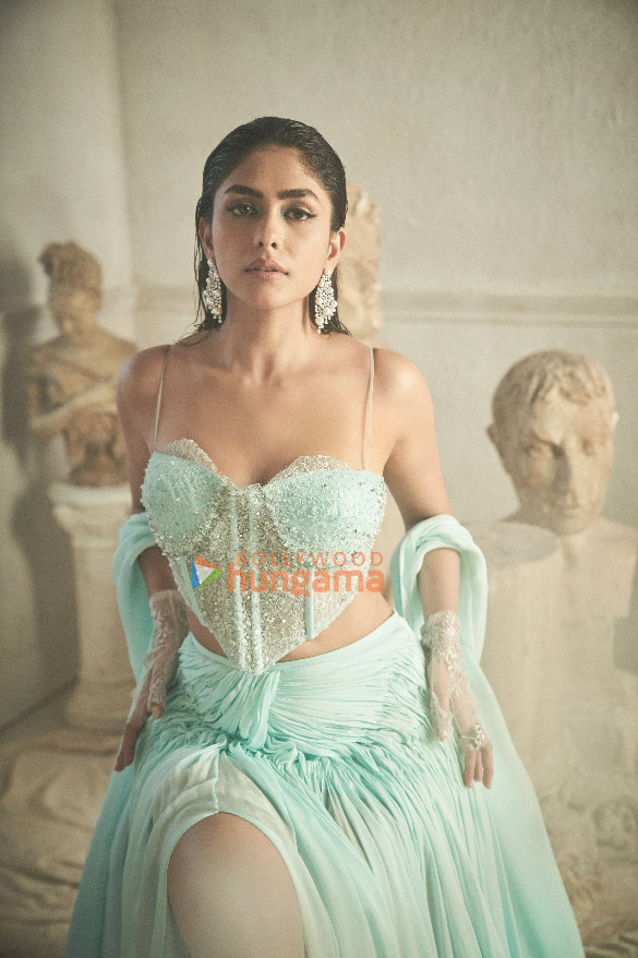 mrunal thakur 4 44