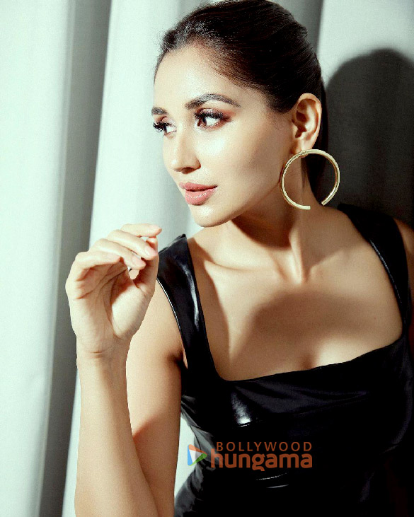 nikita dutta 2 58