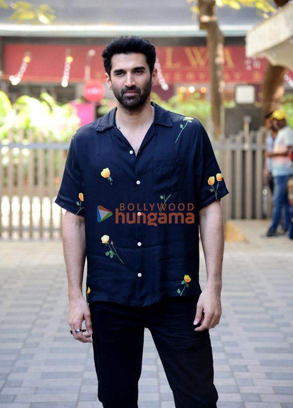 photos aditya roy kapur and mrunal thakur snapped at the promotions of their film gumraah in t series office 4