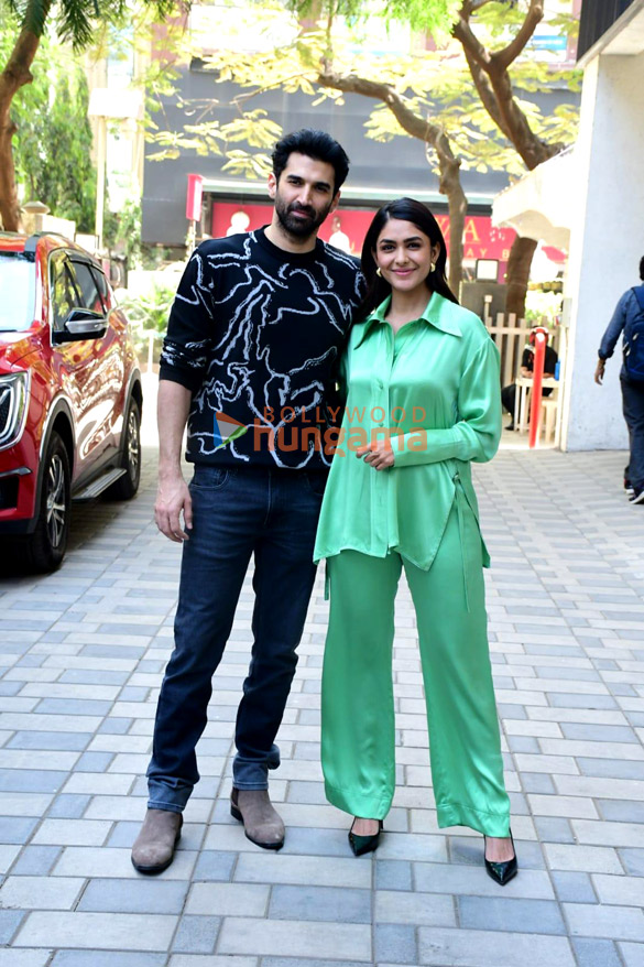 photos aditya roy kapur and mrunal thakur snapped promoting their film gumraah 5