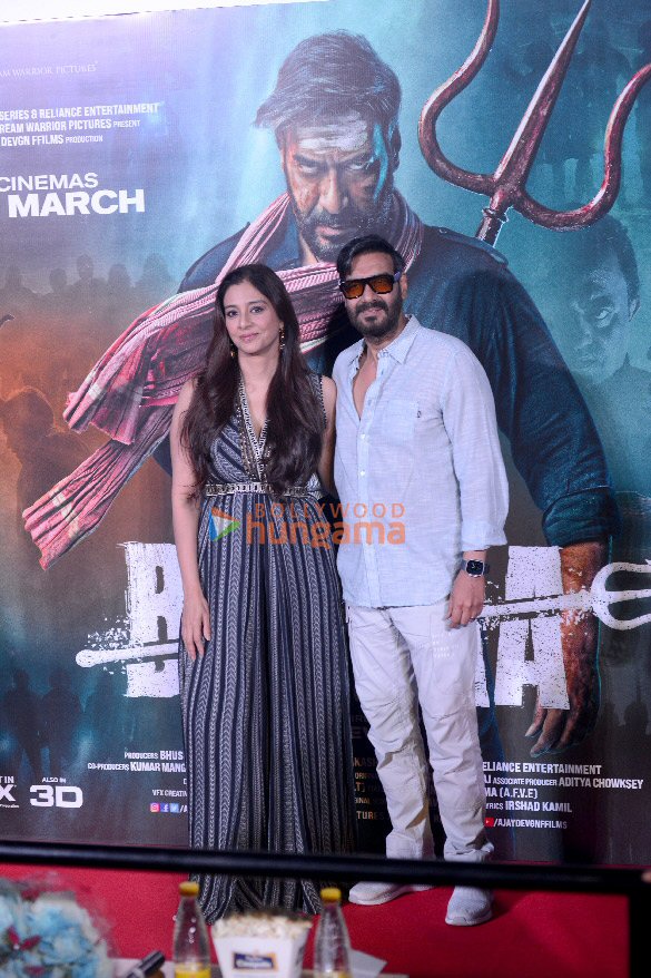 photos ajay devgn and tabu snapped promoting bholaa in delhi 1