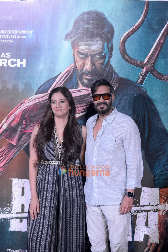 photos ajay devgn and tabu snapped promoting bholaa in delhi 4