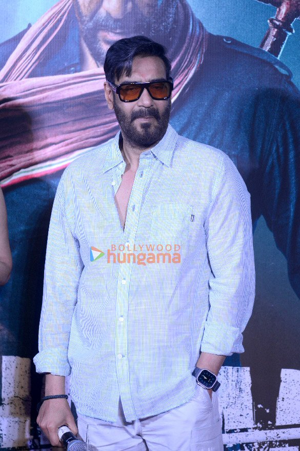 photos ajay devgn and tabu snapped promoting bholaa in delhi 6