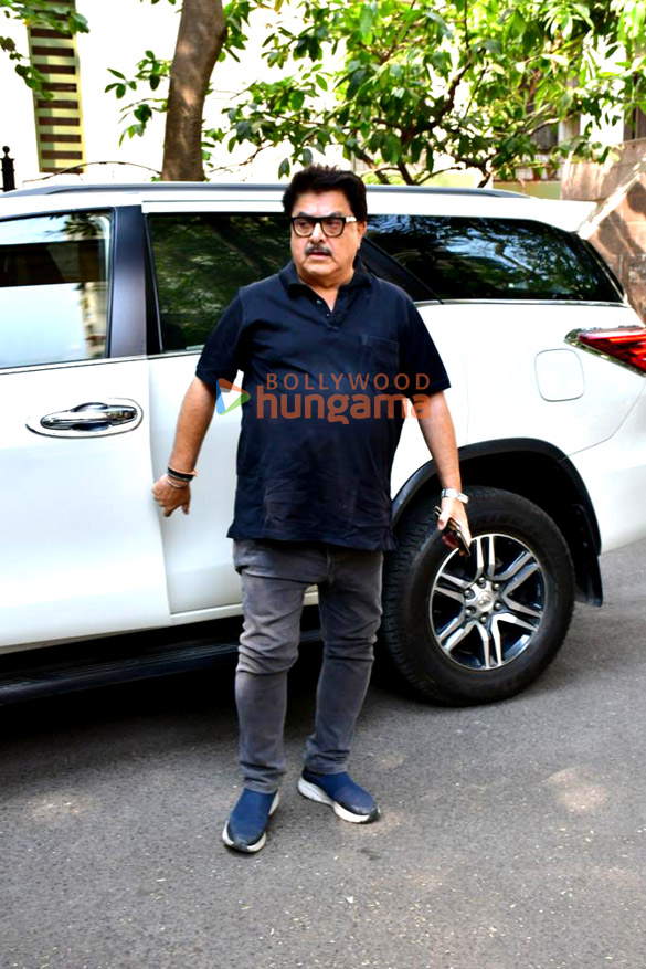 photos anupam kher and ashoke pandit snapped at satish kaushiks house 2