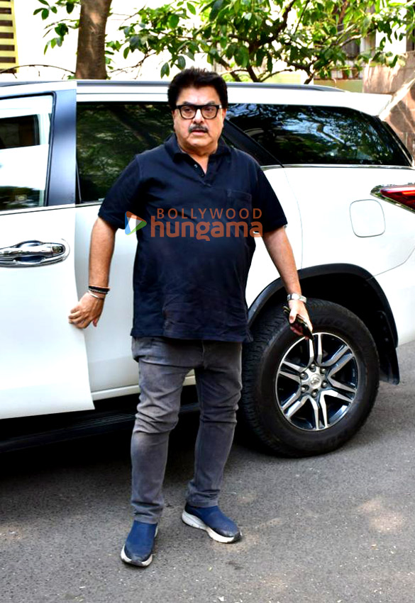 photos anupam kher and ashoke pandit snapped at satish kaushiks house 4