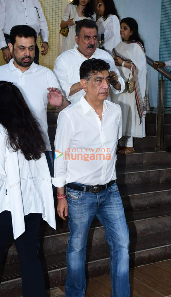 photos celebs attend kishor bajajs prayer meet 10