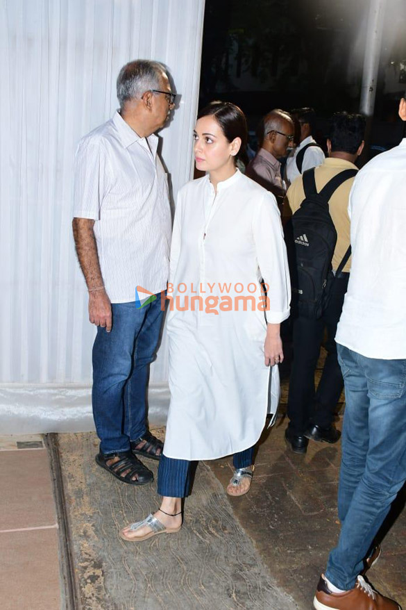 photos celebs attend kishor bajajs prayer meet 4