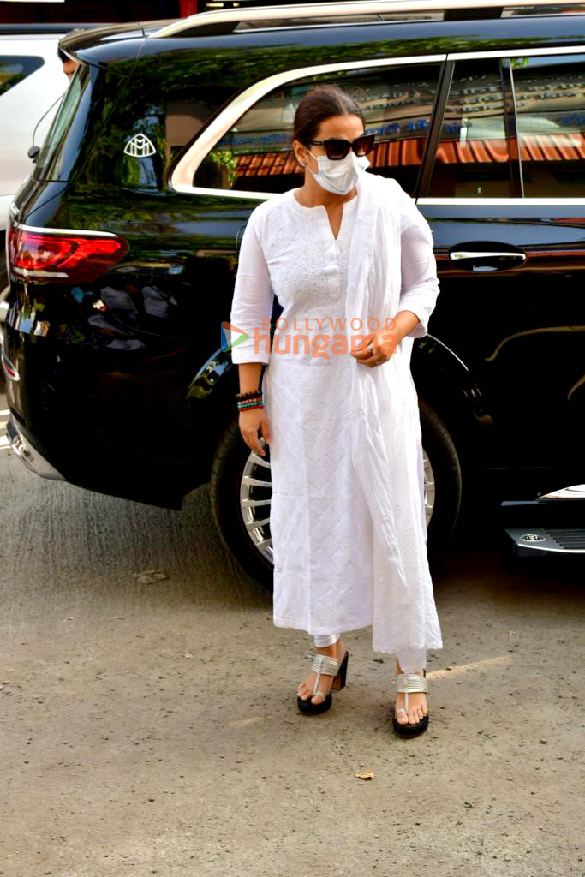 photos celebs attend pradeep sarkars last rites to pay respect 2