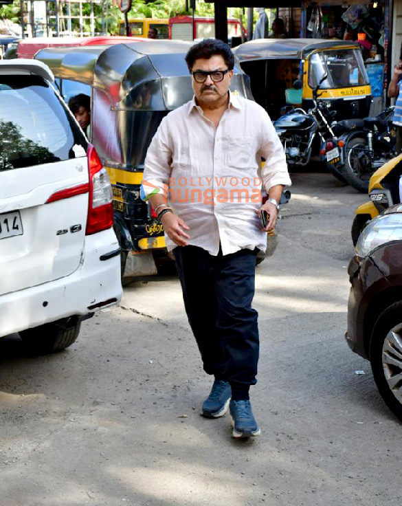 photos celebs attend pradeep sarkars last rites to pay respect 8