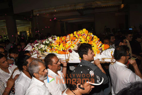 photos celebs attend satish kaushiks funeral 009 1