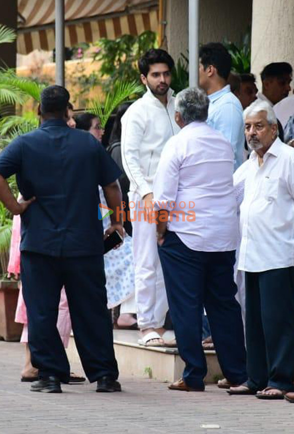 photos celebs attend satish kaushiks funeral 2288 1