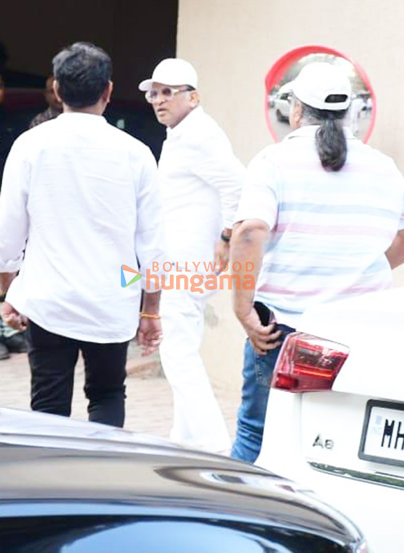photos celebs attend satish kaushiks funeral 2288 5