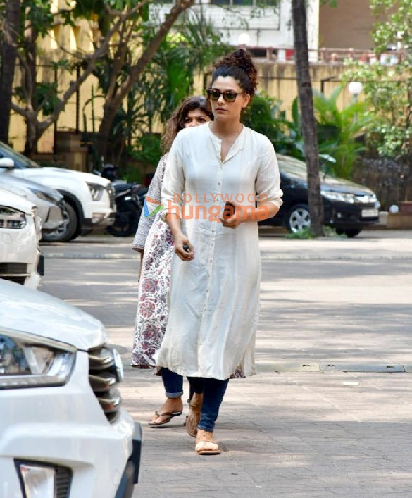 photos celebs attend satish kaushiks funeral 8