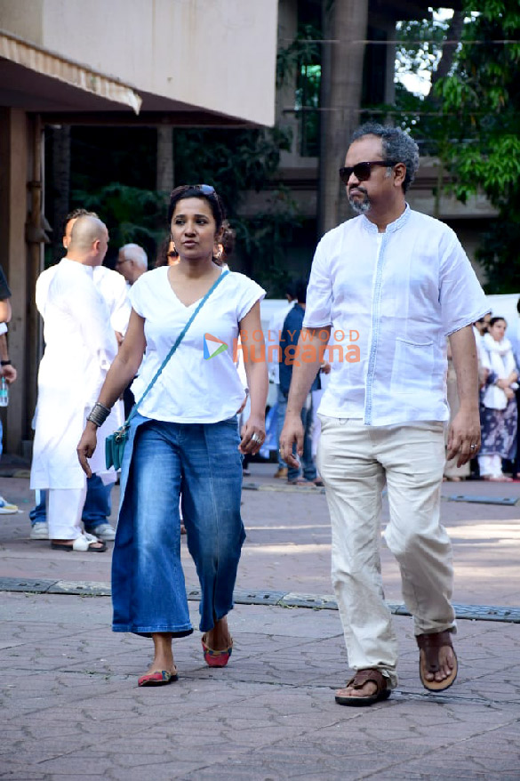 photos celebs attend prayer meet of late actor satish kaushik 7