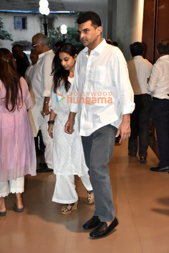 photos celebs attend the prayer meet for madhuri dixits mother snehlata dixitmain 2 2