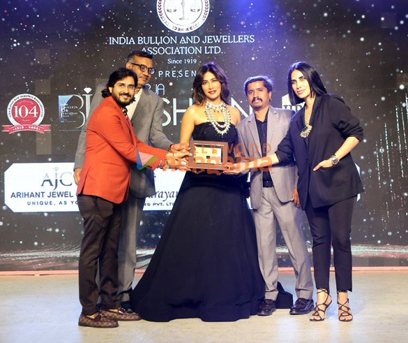 photos chitrangda singh turns showstopper for the grand finale of ibja fashion show 2