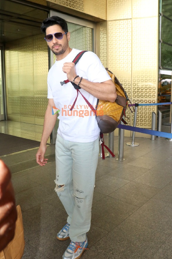 photos deepika padukone tiger shroff uorfi javed and others snapped at the airport 2 3