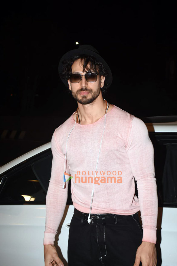 photos deepika padukone tiger shroff and uorfi javed snapped at the airport 5