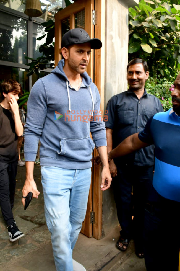 Photos: Hrithik Roshan snapped in Juhu