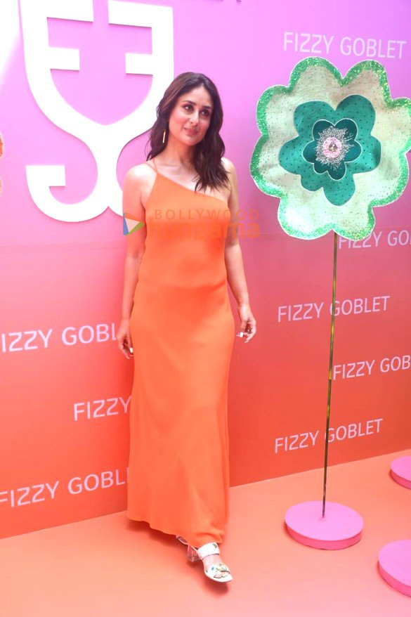 photos kareena kapoor khan spotted in bandra for fizzy goblet store launch 6