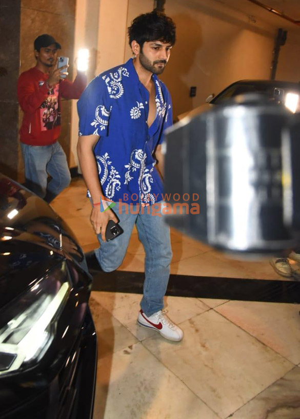 photos kartik aaryan snapped at manish malhotras house in bandra 2