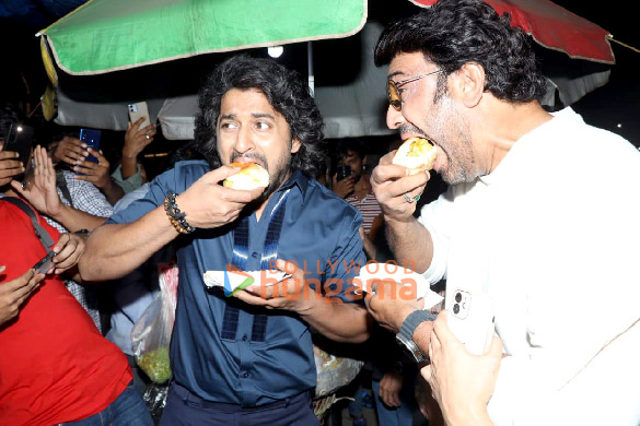 photos nani and sharad kelkar enjoy eating vada pav during dasara promotions 5