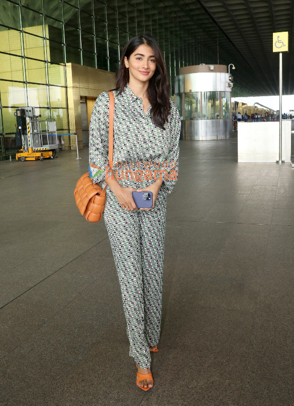 photos pooja hegde snapped at the airport 2 6
