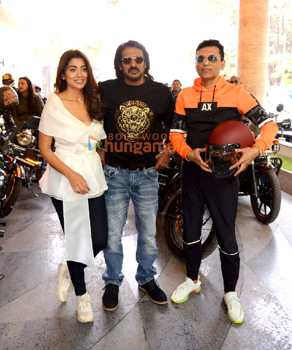 photos producer anand pandit and kabzaa stars shriya saran and upendra ride bikes on mumbai streets 2