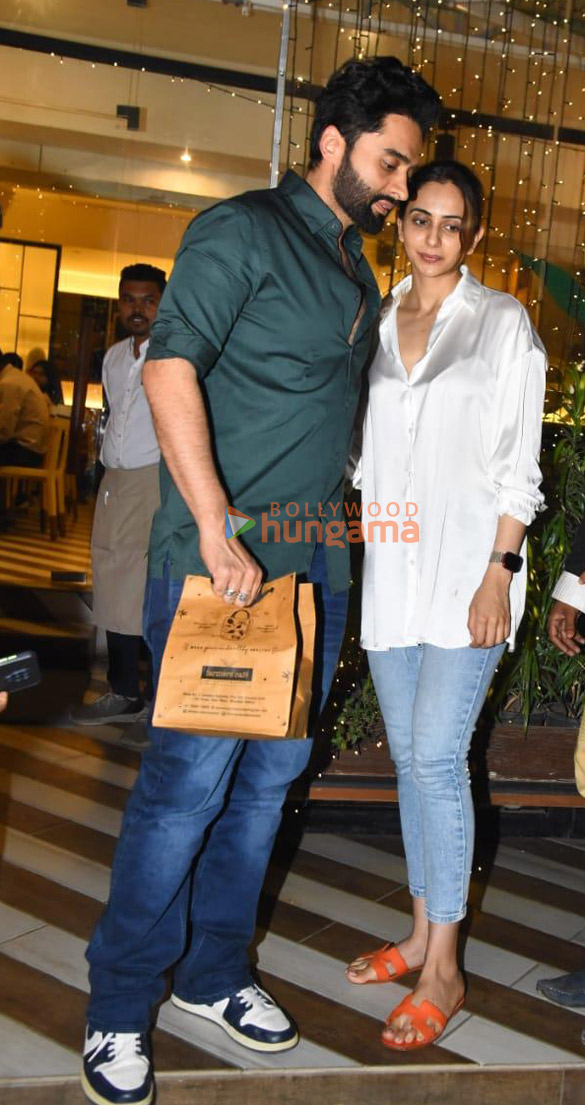 photos rakul preet singh and jackky bhagnani snapped at farmers cafe in bandra 2 3
