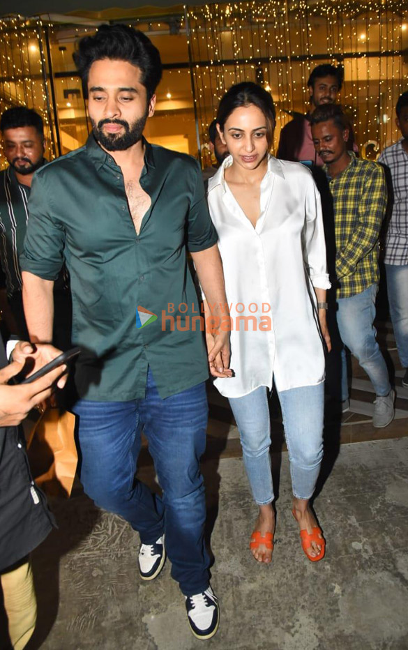 Photos: Rakul Preet Singh and Jackky Bhagnani snapped at Farmers’ Cafe in Bandra | Parties & Events