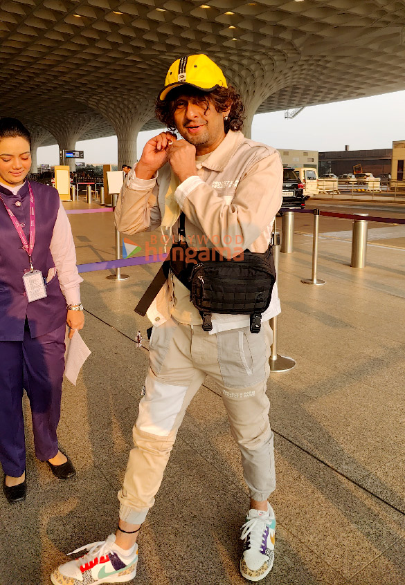 photos ranbir kapoor mrunal thakur shanaya kapoor and sonu nigam snapped at the airport 4
